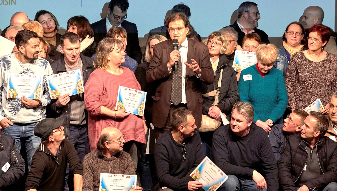 120 gardiens et employés d’immeubles reçoivent le diplôme d’ange gardien