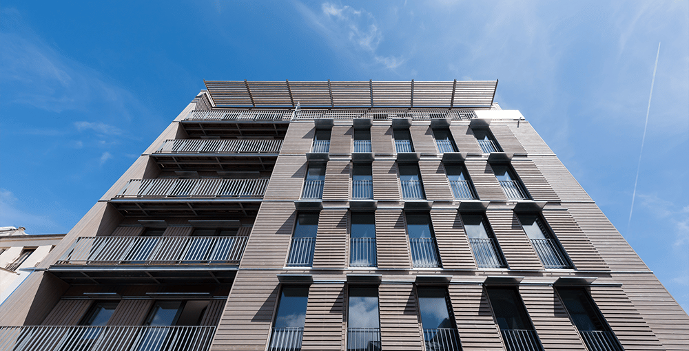 résidence CDC Habitat Girard à Montreuil (93) est un projet exemplaire à plusieurs égards : labellisé Passivhaus, il est l'un des plus hauts immeubles à ossature bois d’Europe (R+6) et un véritable modèle de sobriété, notamment énergétique.